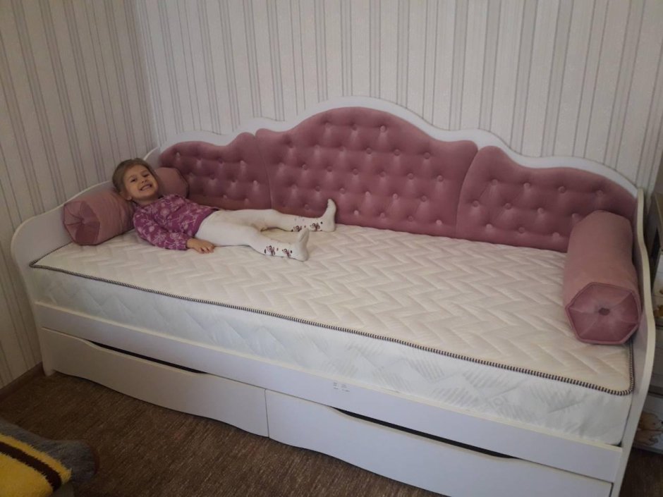 Кровать диван для девочки с мягкой спинкой