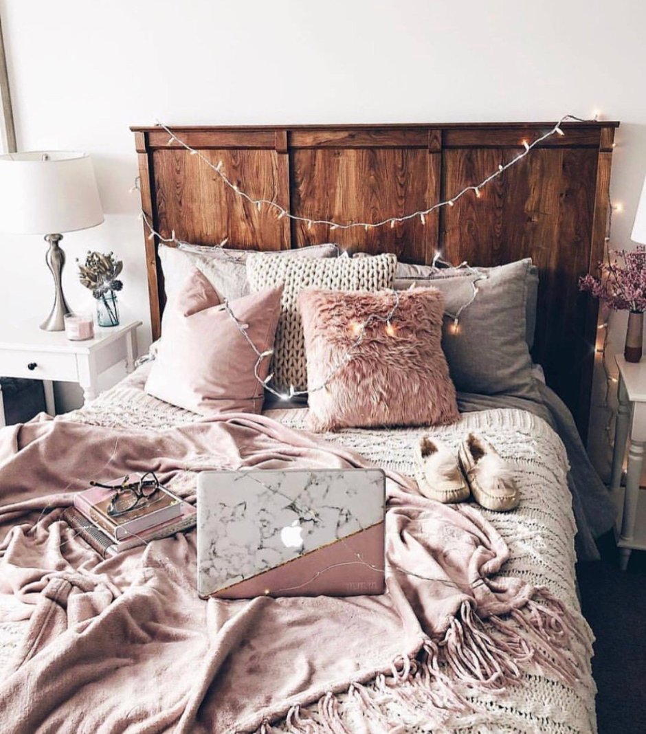 Подушки на кровати у бабушки