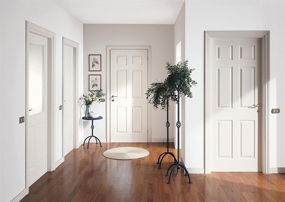 Серый пол и белые двери в интерьере
