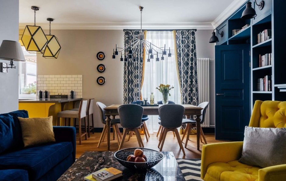 Дизайн кухни гостиной с синим диваном