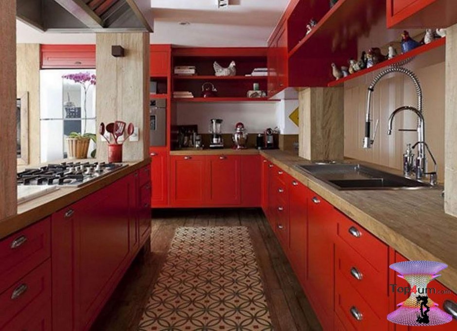 Красная кухня с деревянной столешницей в интерьере