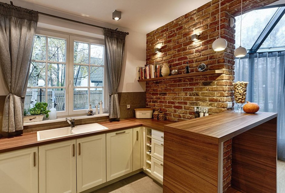 Дизайн кухни в деревянном доме с окном
