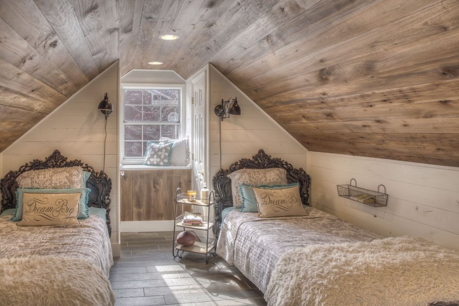 Интерьер спальни на даче в деревянном доме
