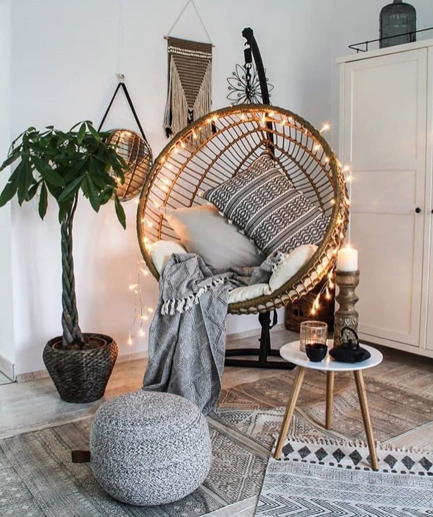 Подвесное кресло в спальне