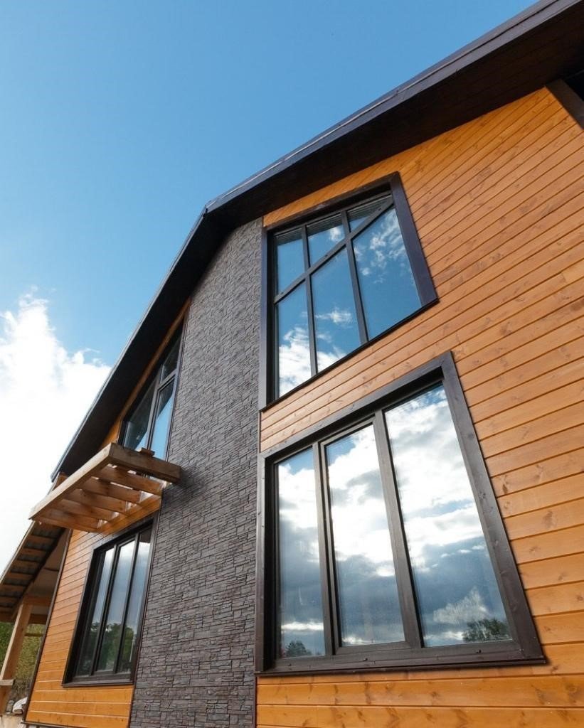 Окно темно коричневое