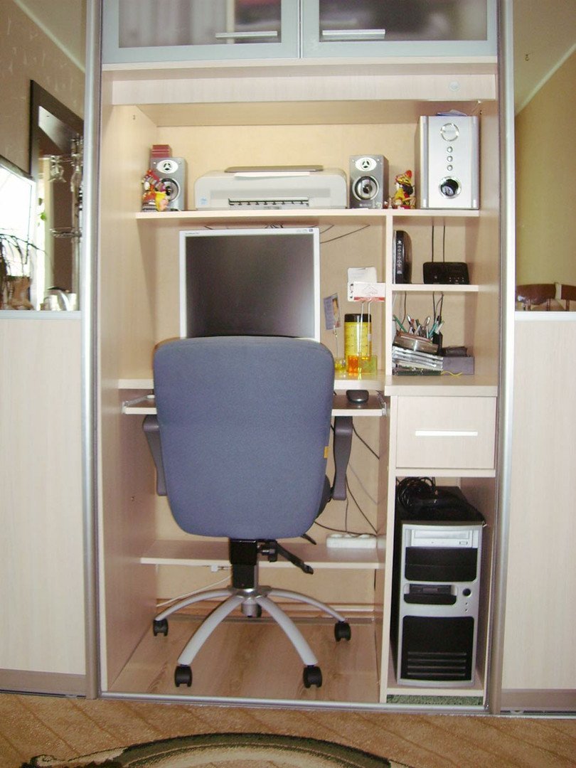 Компьютерный стол встроенный в шкаф