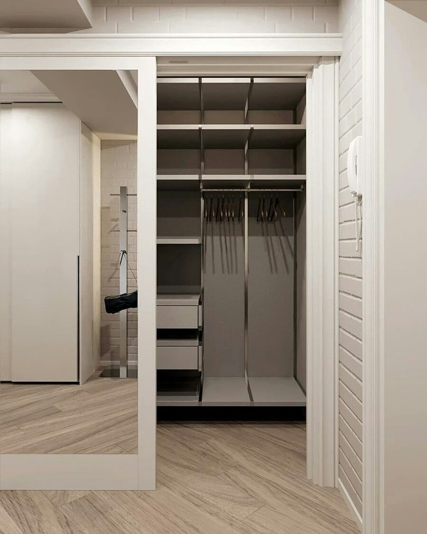 Дверь в гардеробную комнату в коридоре