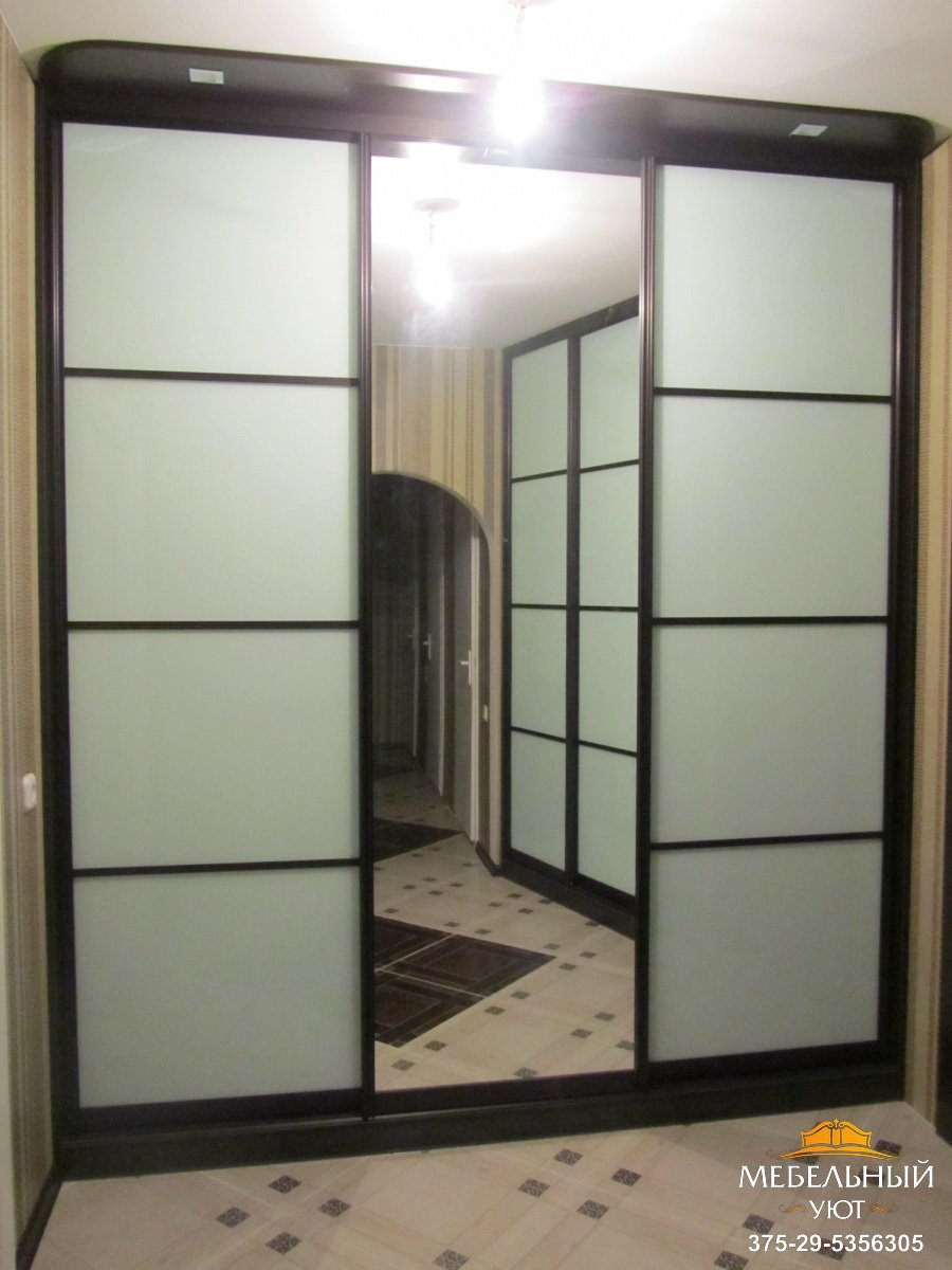 Шкаф-купе в прихожую трехдверный с зеркалом