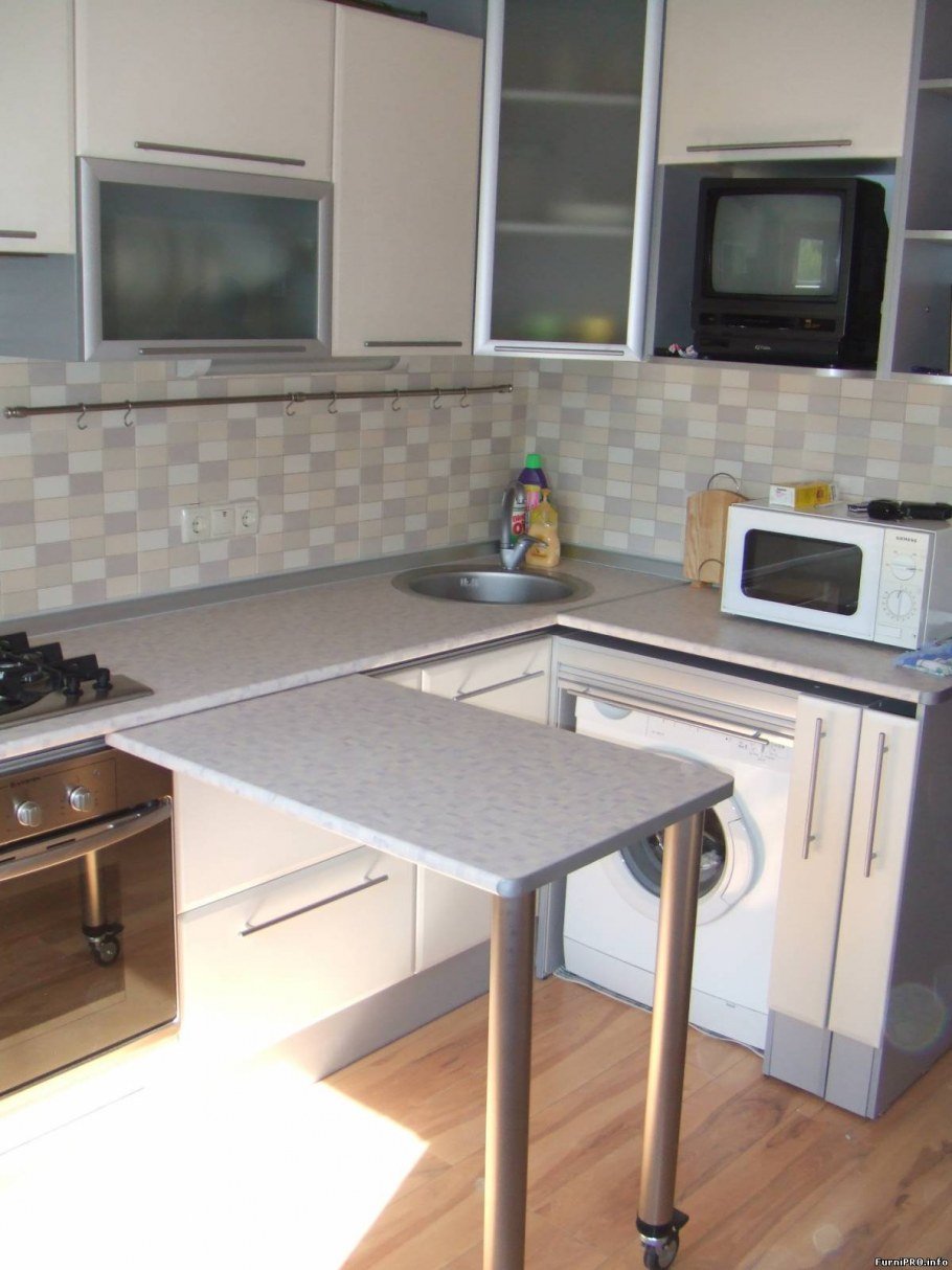 Выдвижной стол на кухне