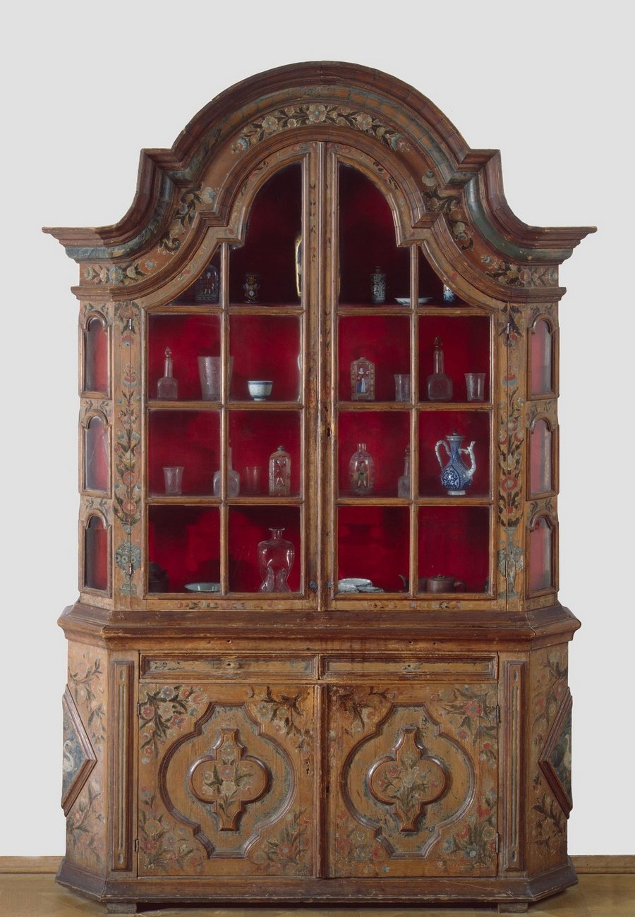 Шкаф поставец на Руси