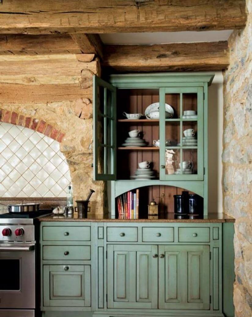 Кухонные гарнитуры в деревенском стиле