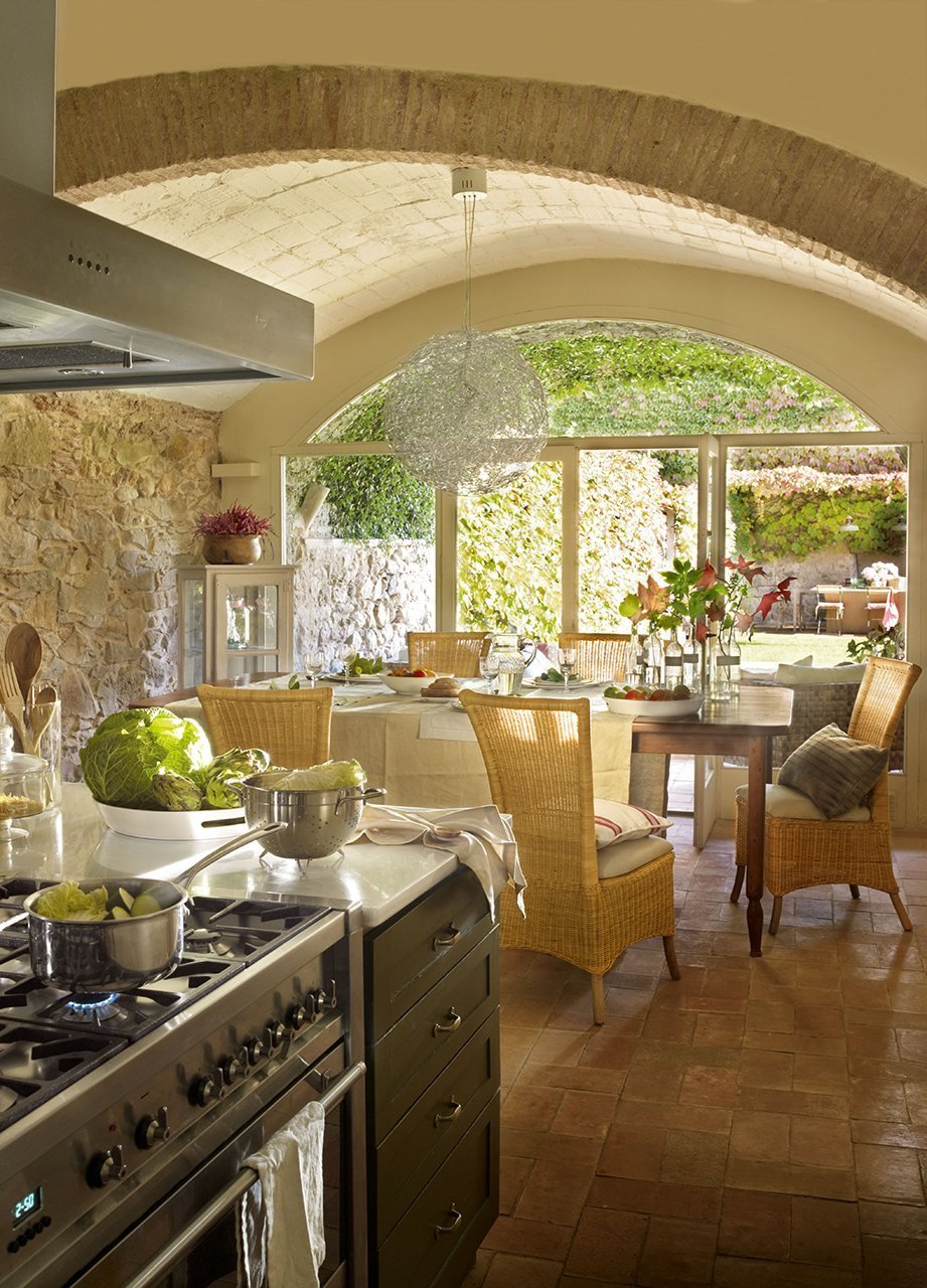 Кухня в испанском стиле в доме