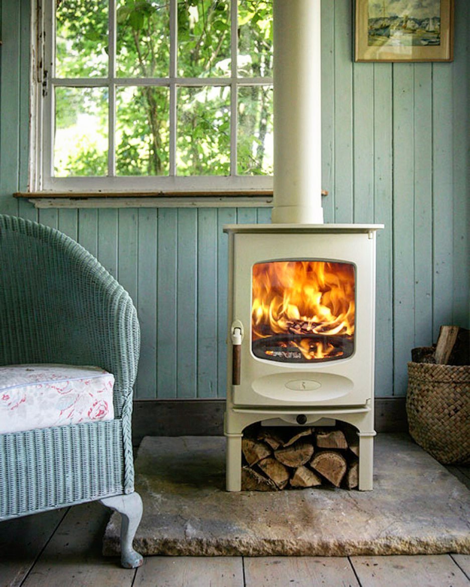 Чугунный камин в деревянном доме