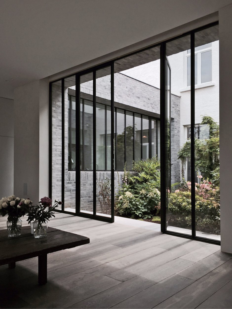 Дом с черными окнами