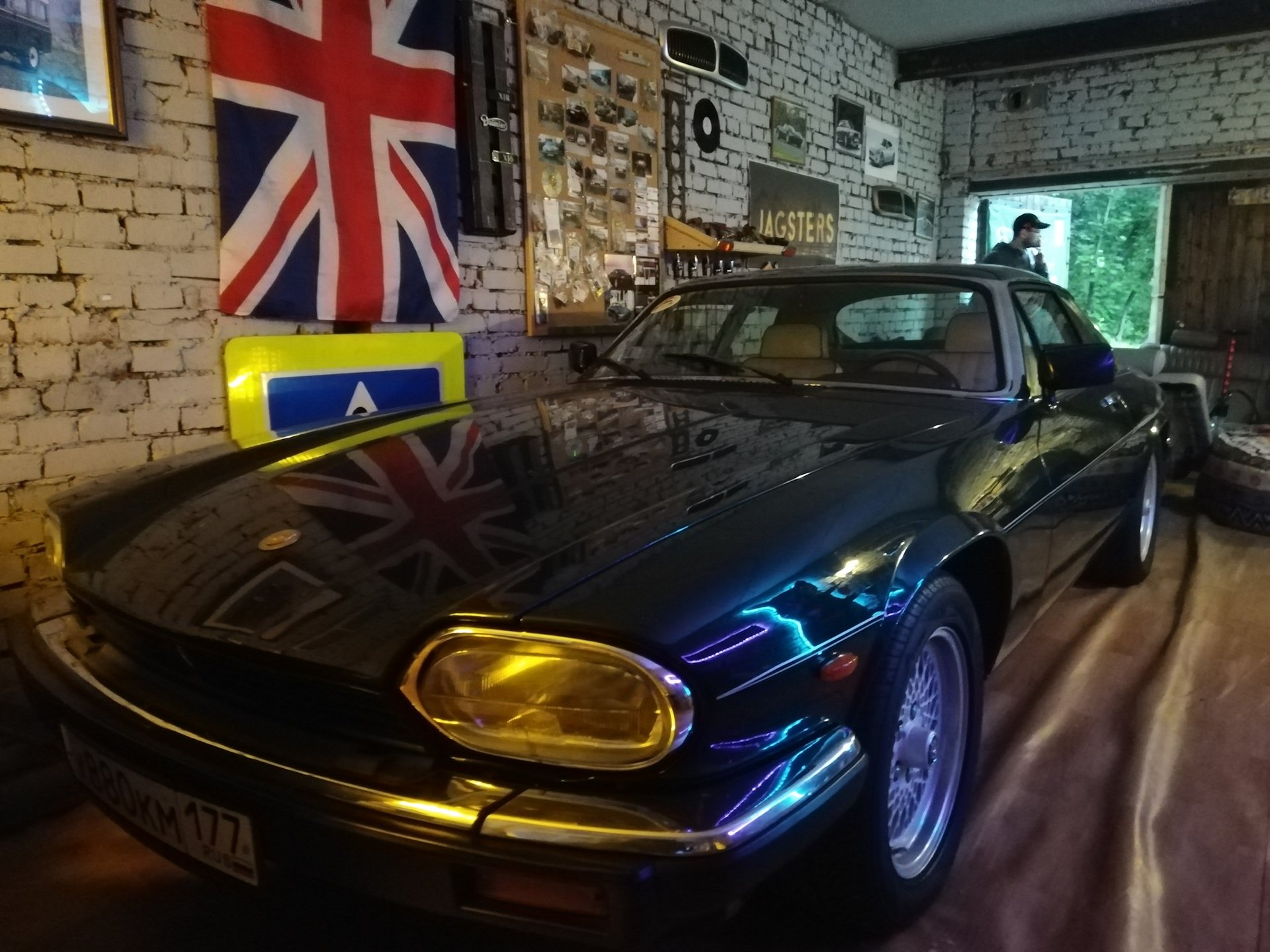 Клубный гараж. Ягуар в гараже. Ягуар машина в гараже. Ягуар клуб. Jaguar клуб Москва.