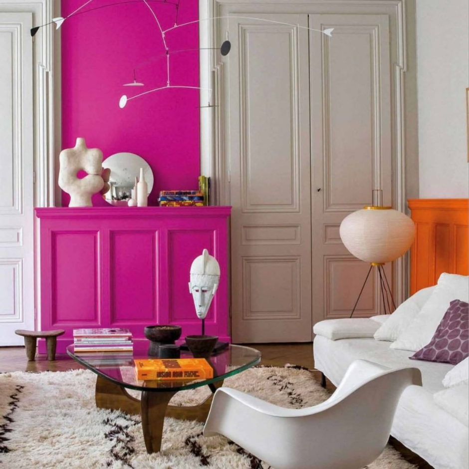 Цветная стена цвета фуксии в интерьере