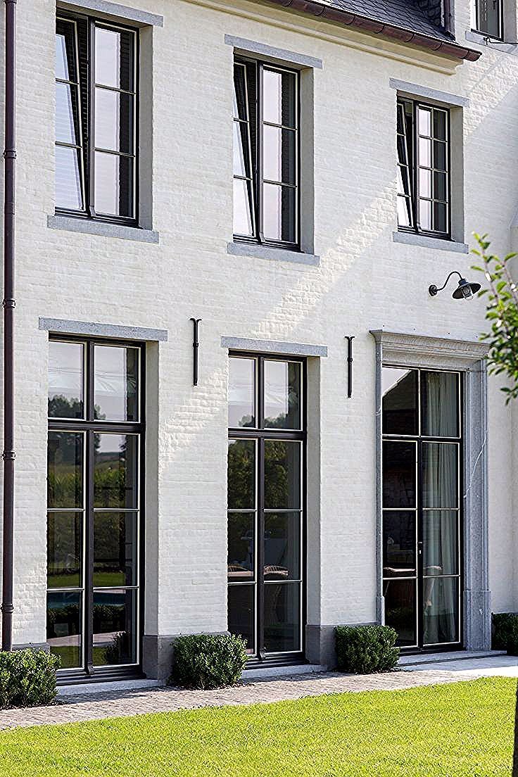 Узкие окна на фасаде