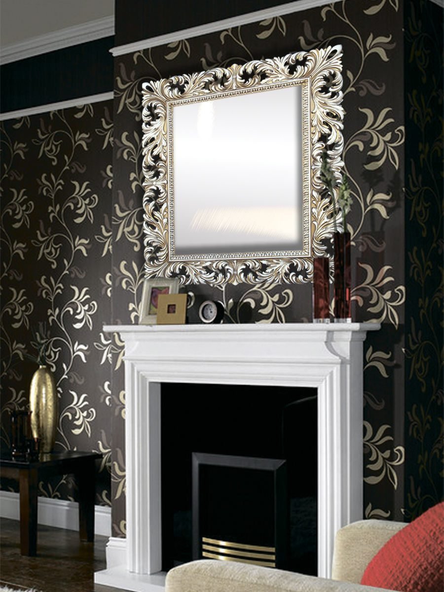 Зеркало в багете над камином