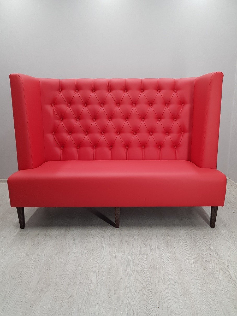 Диван с высокой спинкой