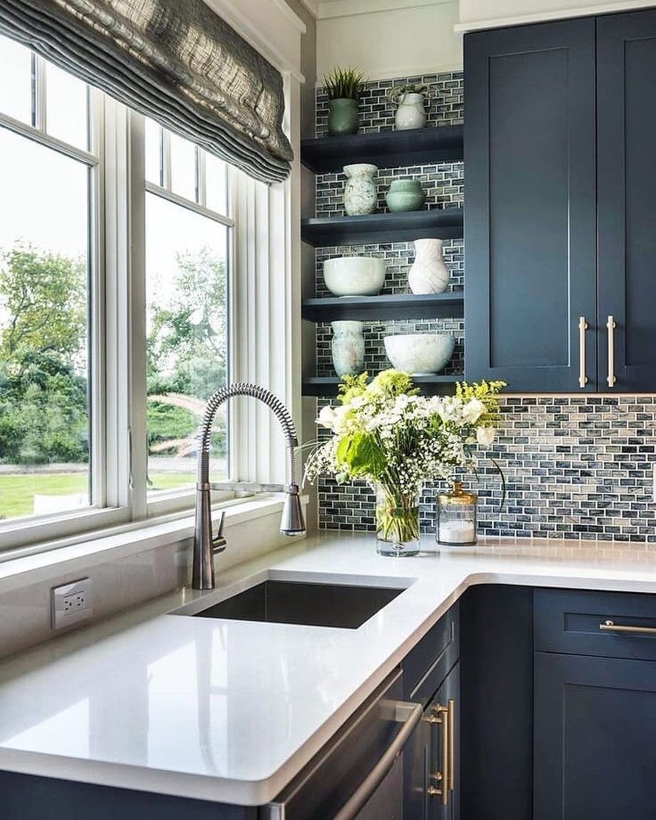 Кухня с мойкой у окна