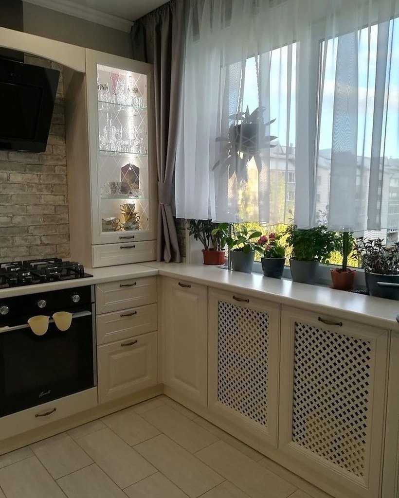 Кухонный гарнитур со столешницей у окна