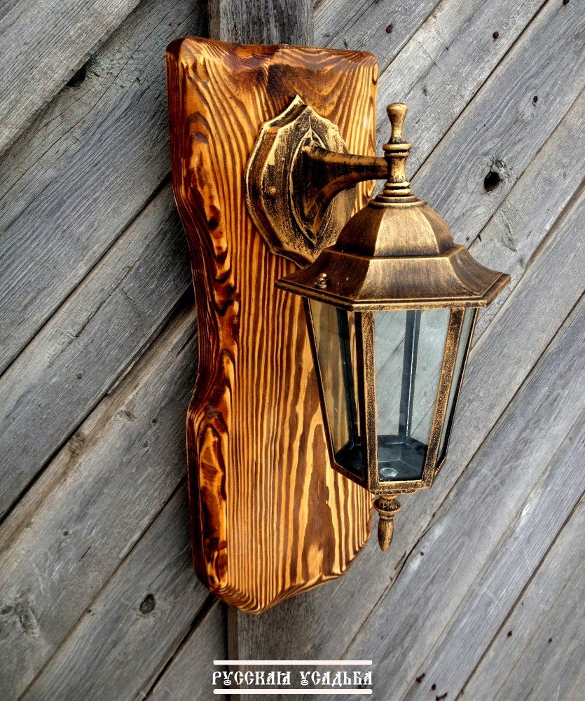 Уличный светильник из дерева