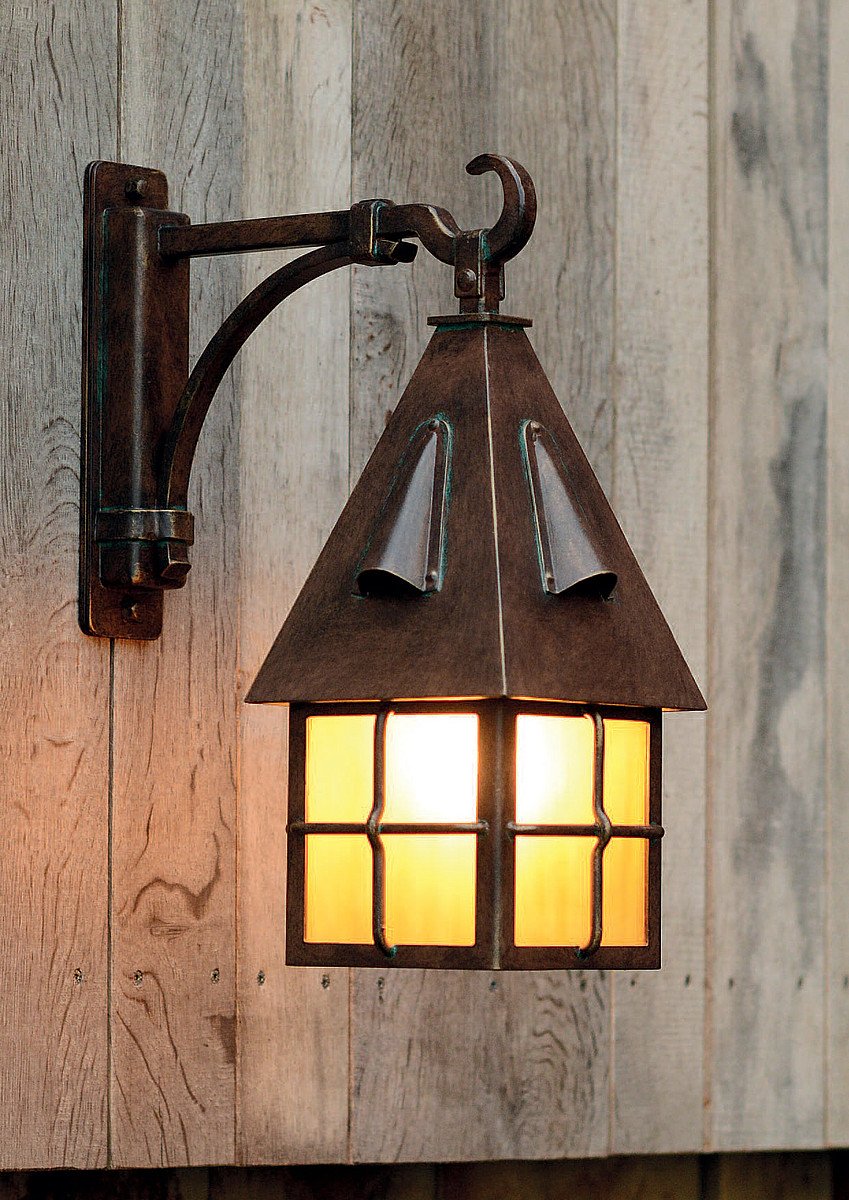 Уличный светильник из дерева