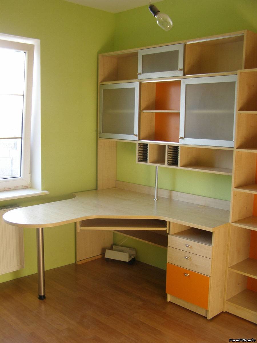 Стол в детскую комнату