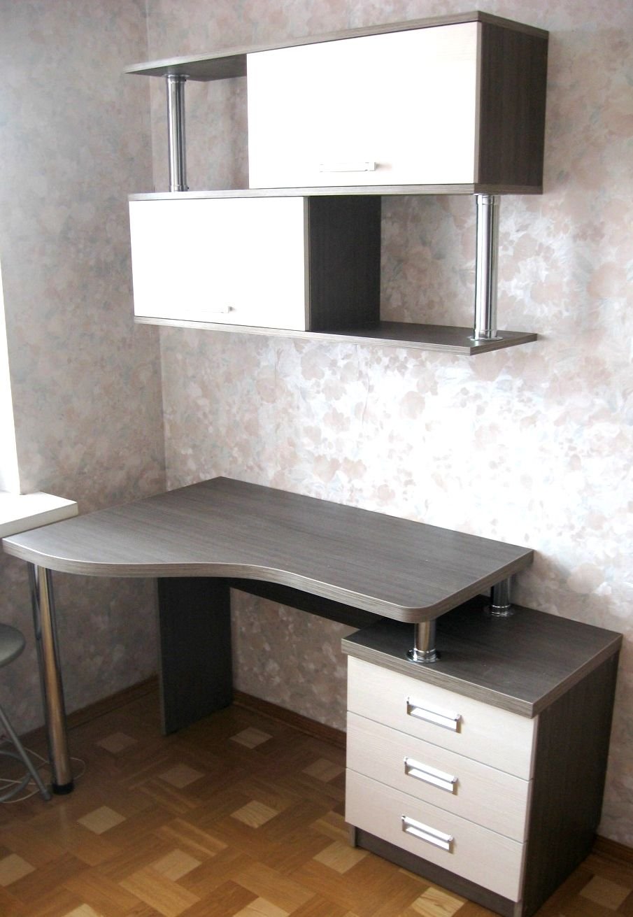 Угловой стол с полками