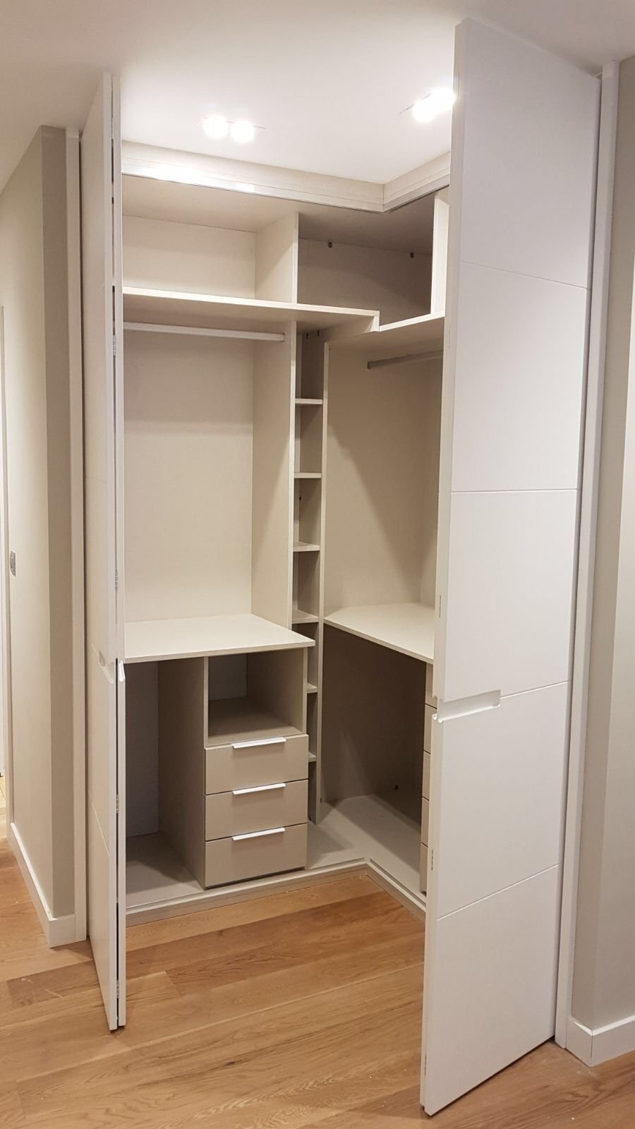 Маленькая угловая гардеробная