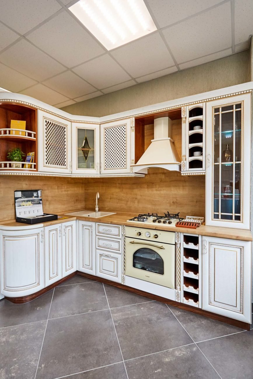 Кухня белая классика