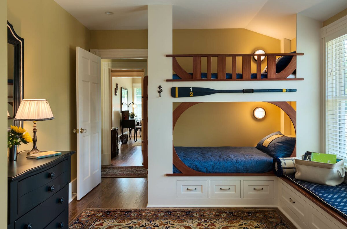 узкая комната с двухъярусной кроватью