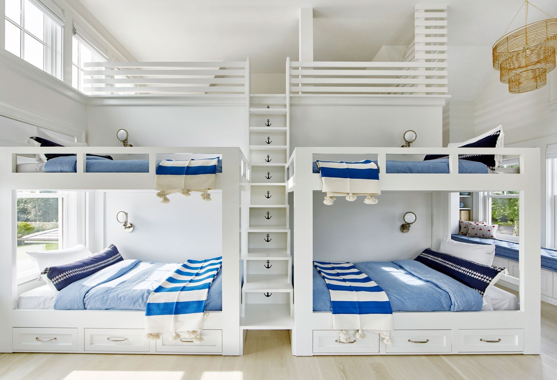 Детская на четверых. Детская для троих разнополых детей икеа. Красивые двухэтажные кровати. Детская двухъярусная кровать в морском стиле. Спальня с двухъярусной кроватью.