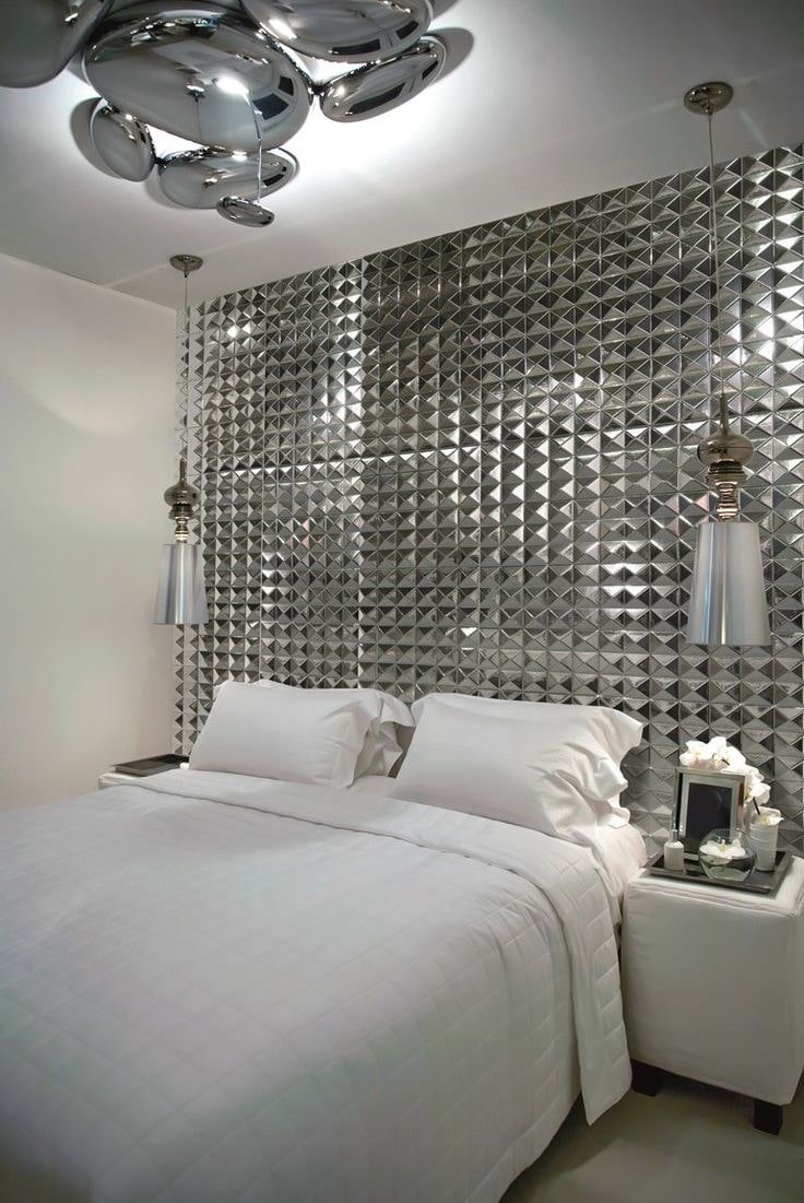 Зеркальная мозаика на стене