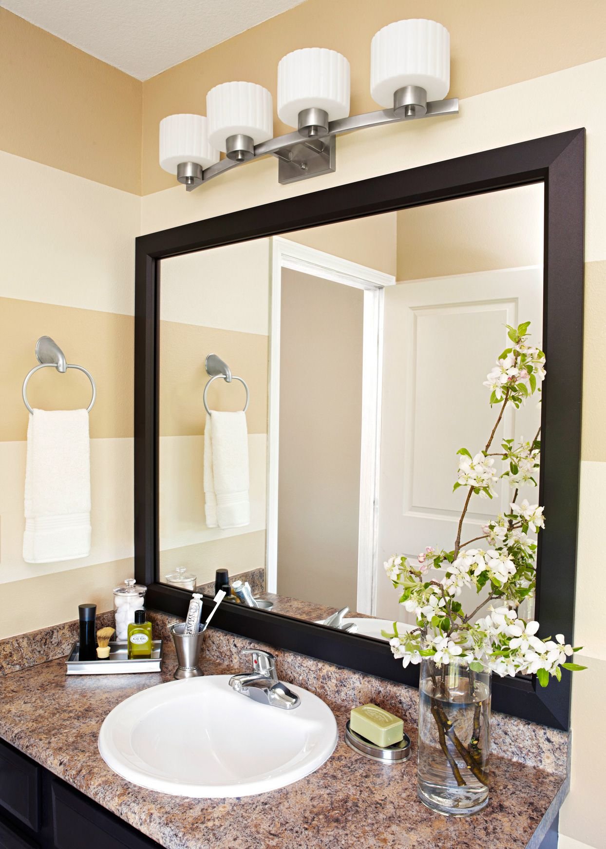 Зеркало с раковиной для ванной комнаты