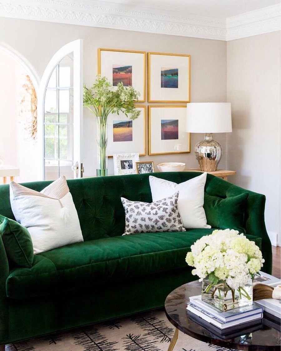Зеленая мебель в интерьере гостиной