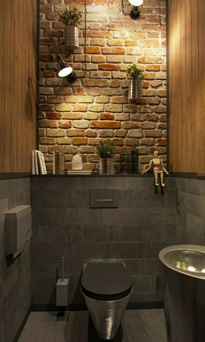 Кирпич и плитка в туалете