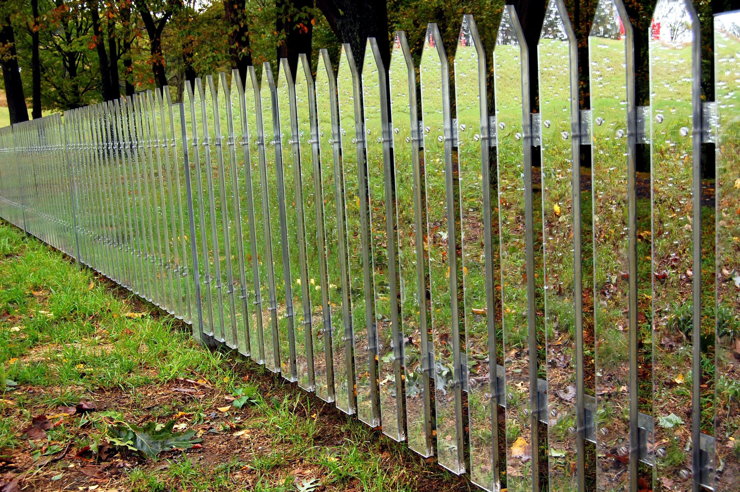 Забор для дачи какой дешевле. Необычные заборы для дачи. Дешевый забор. Изгородь для дачи. Дешевый и красивый забор.