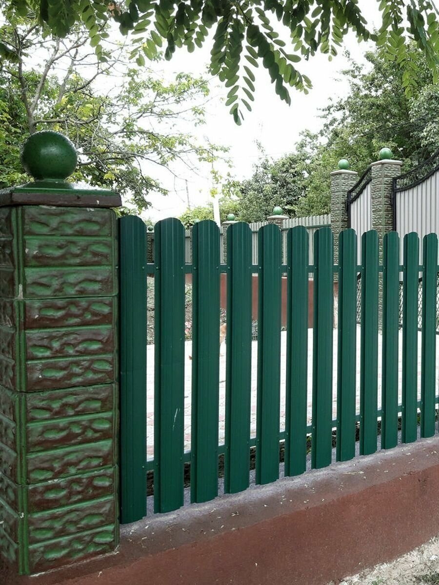 Забор зеленого цвета