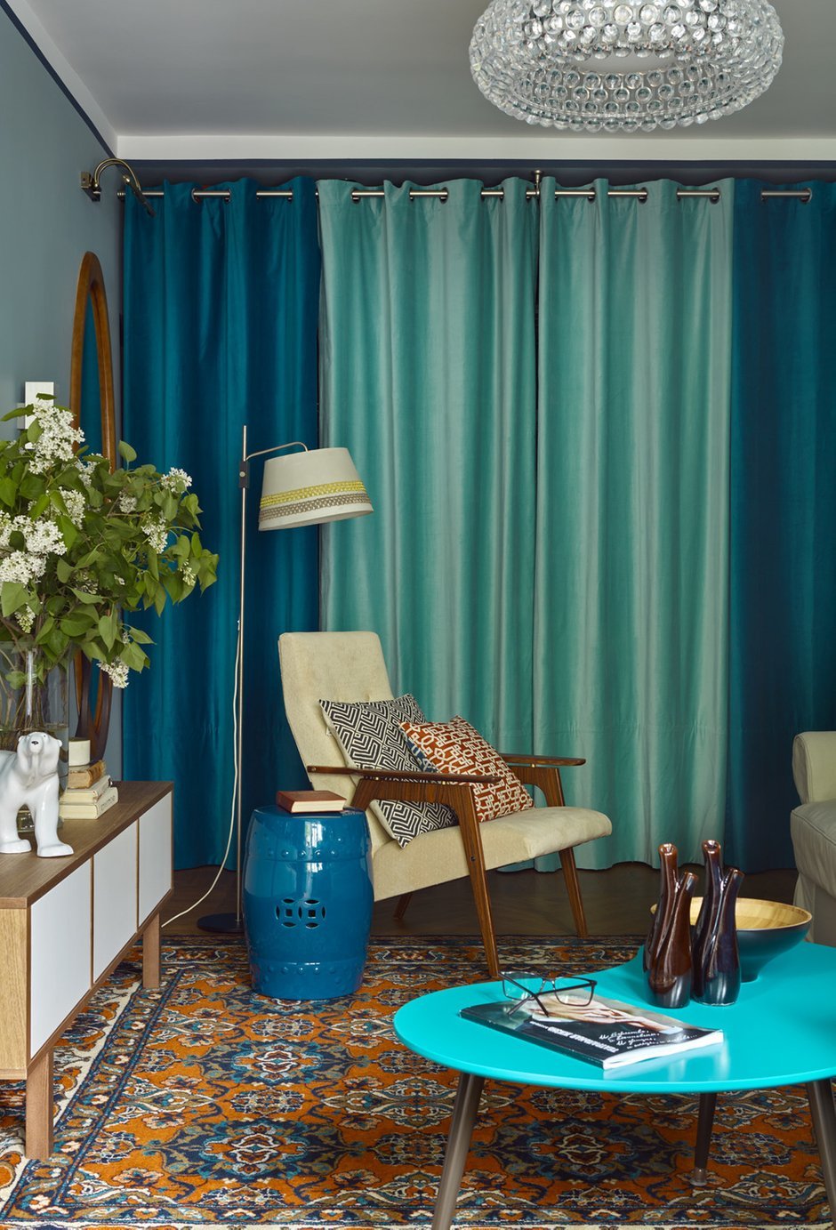 Бирюзовые шторы в интерьере