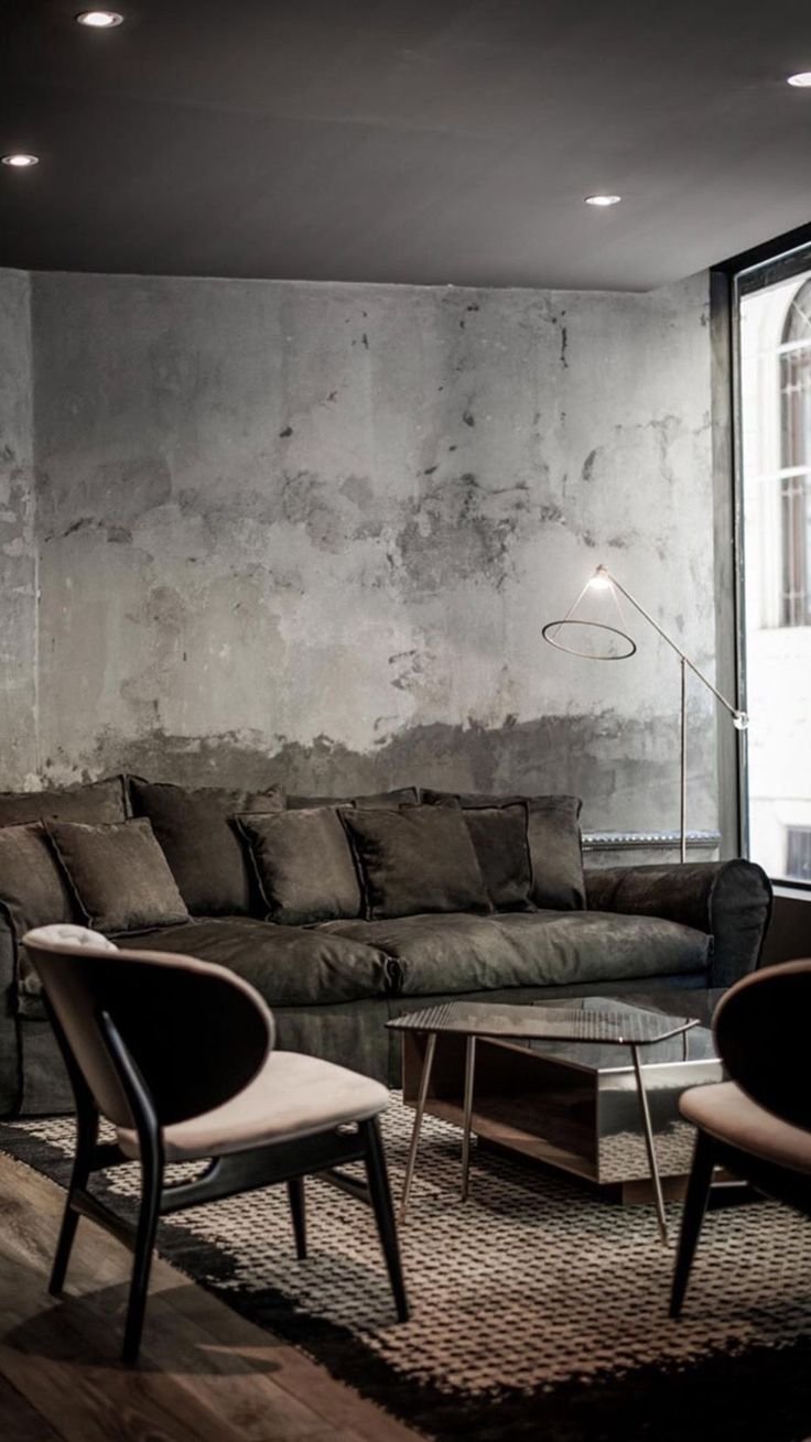 Комната с бетонными стенами