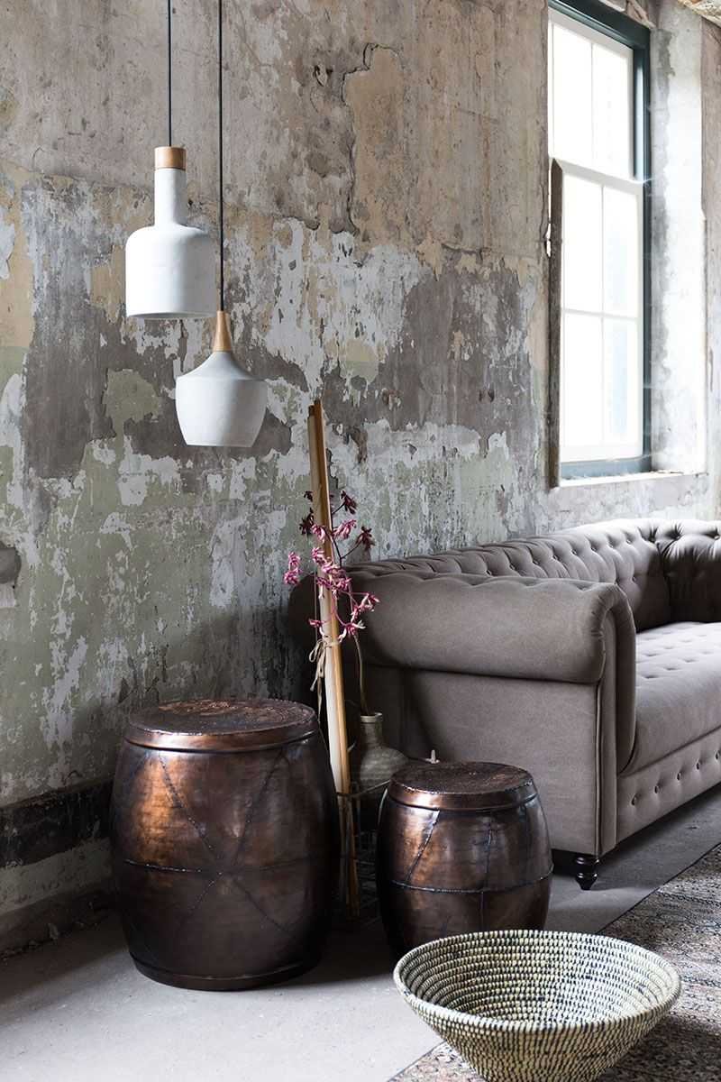 Интерьер с обшарпанными стенами