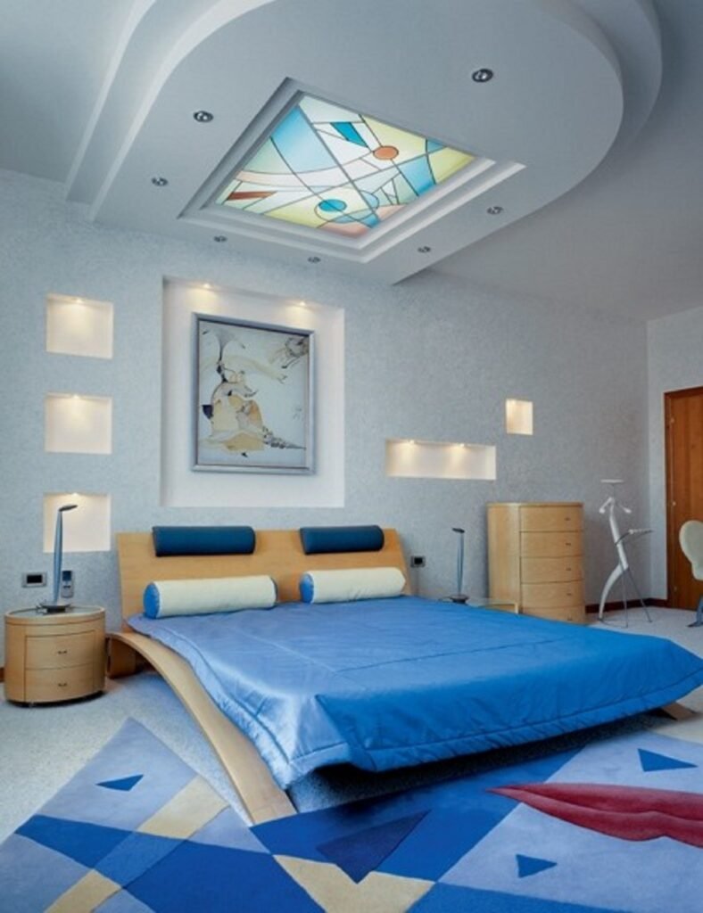 Фигурные потолки в спальный комнаты