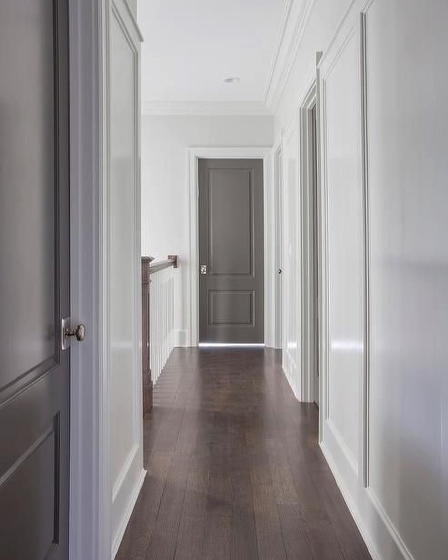 Серые двери и белый плинтус