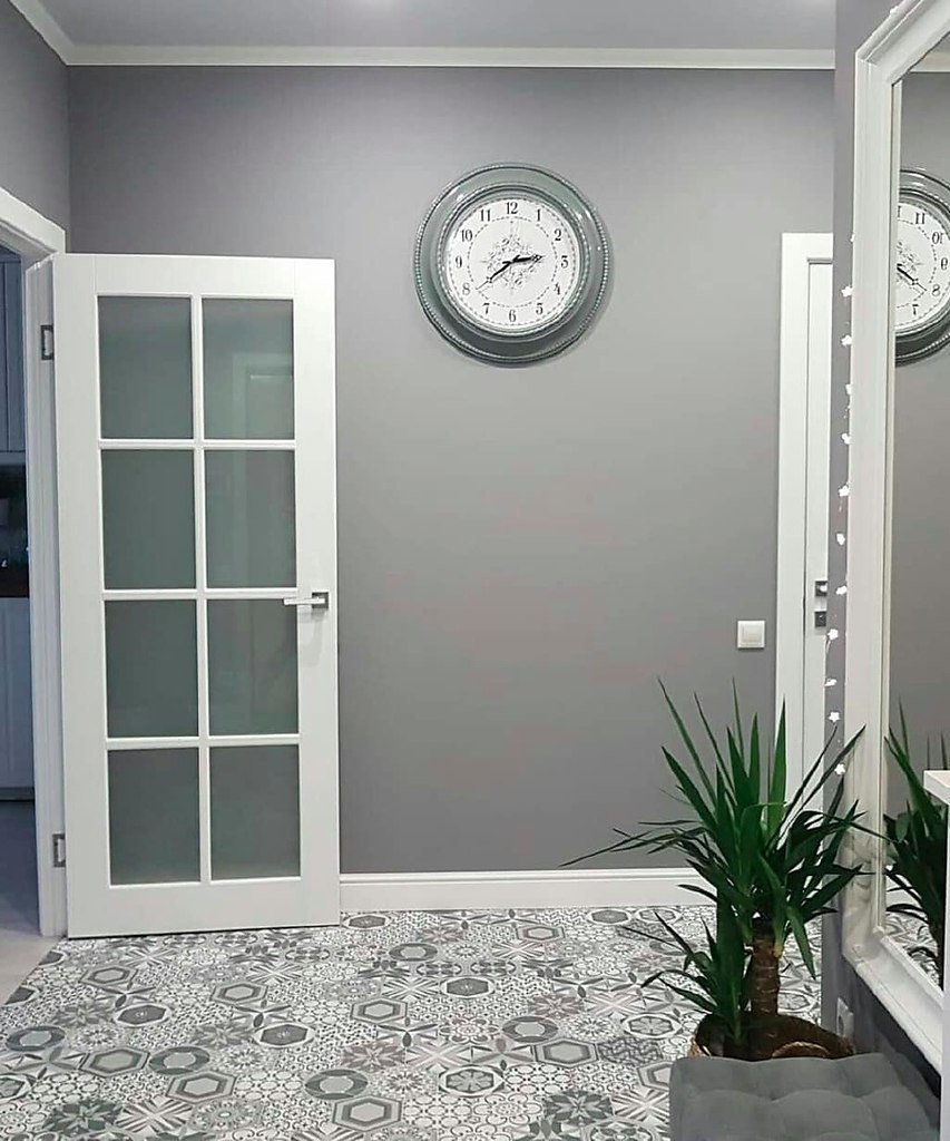 Серые двери в интерьере