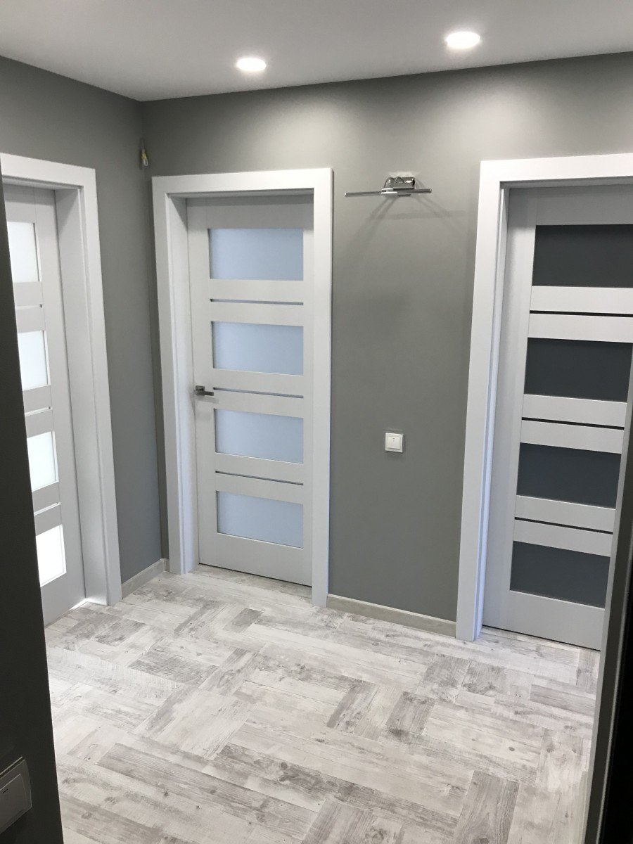 Серые двери в интерьере