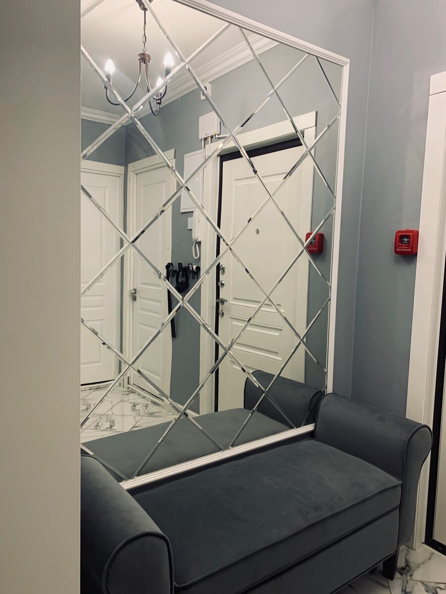 Зеркало ромбиками в прихожей