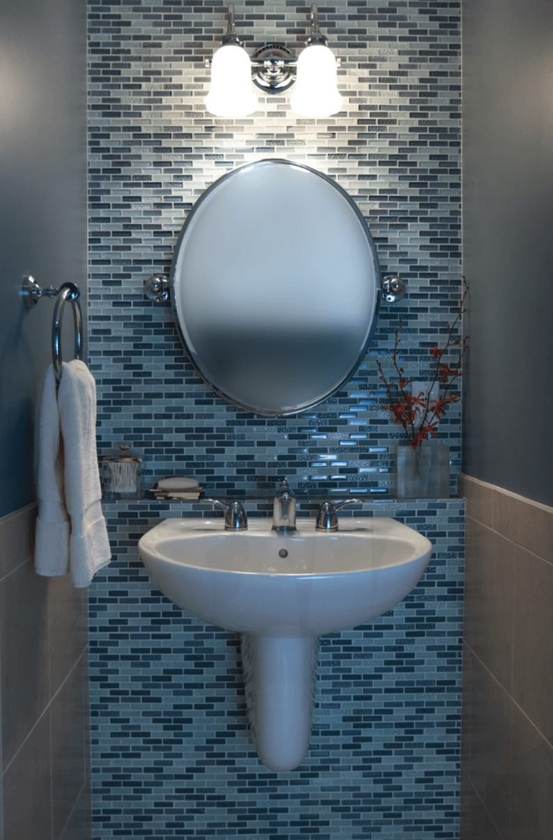 Зеркальная мозаика в туалете