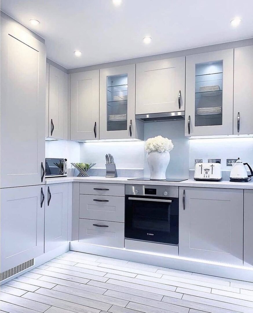 Современная белая кухня