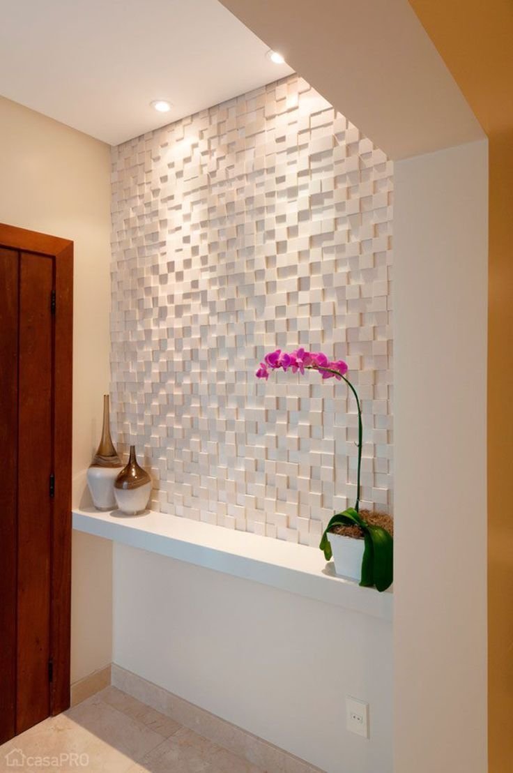 Декор стен в прихожей